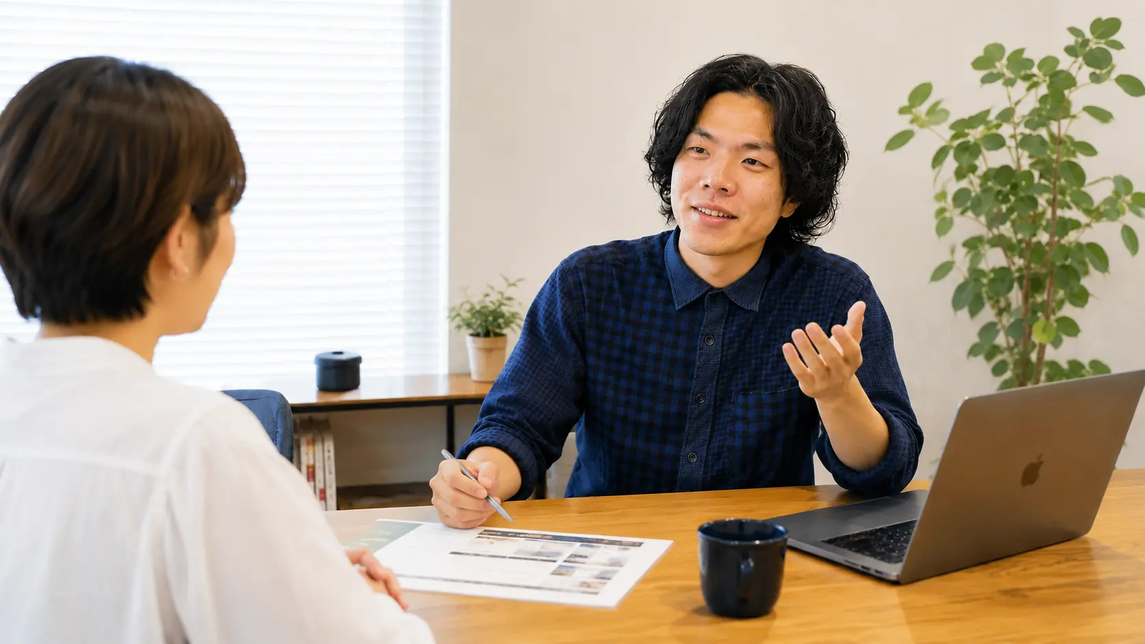 谷村さんが打ち合わせをしている様子